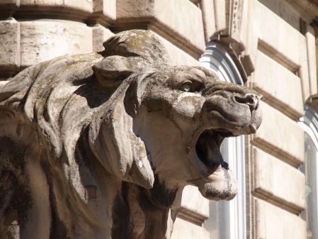 lion statue snarling