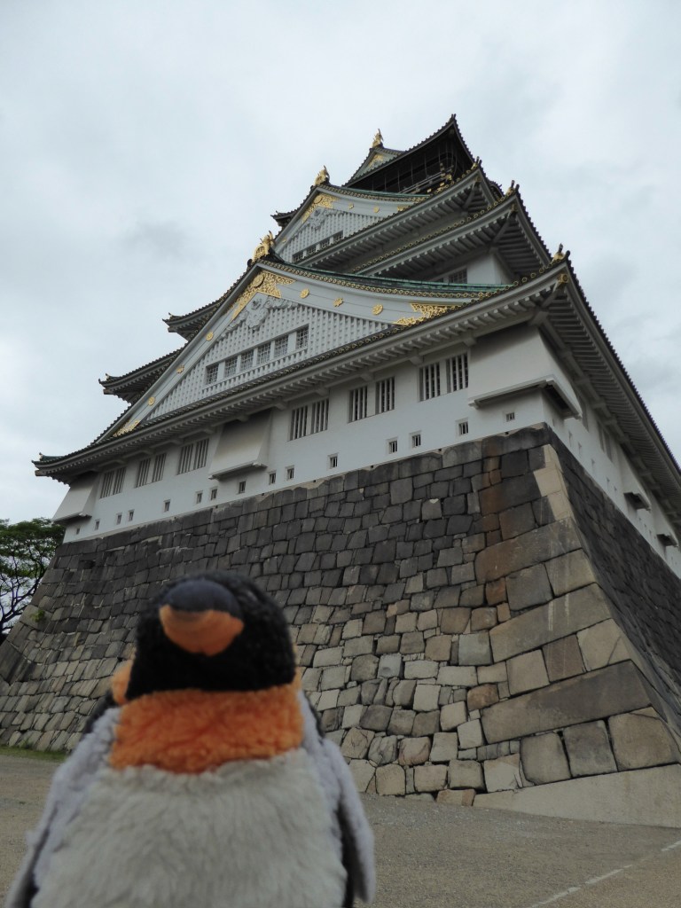 penguin in front of Himeji Castle